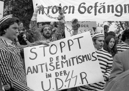 The visit of the Soviet head of state and party Leonid Brezhnev to Bonn from 18-22 May 1973 was a step towards easing tensions in the East-West relationship by Willy Brandt. Demo of friends and oppone...