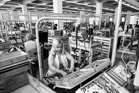 Women's workplaces at Siemens on 22. 11. 1973 during the production of telephone sets in Bocholt