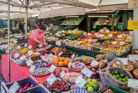 Fruit and vegetable stall at the Viktualienmarkt