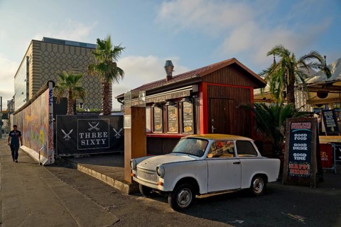 Trabi at a snack bar with palm trees at the egg cooling house