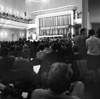 The Congress Emergency of Democracy was a first significant manifestation of trade unions and other democratic forces against the emergency laws on 30. 10. 1966 at the Roemer in Frankfurt/M