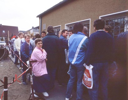 Gymnasium were also used. Immigrants and foreign refugees in North Rhine-Westphalia on 28. 10. 1988 in Unna-Massen. Since the sleeping accommodations were not sufficient