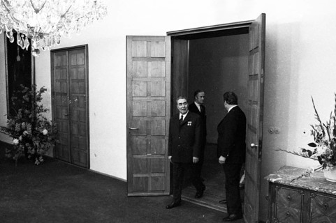 On the arrival of the Soviet head of state and party Leonid Brezhnev by Willy Brandt on 18. 5. 1973