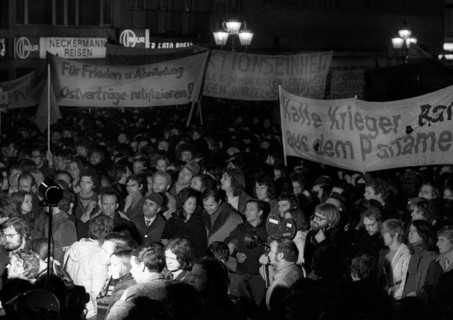 Supporters and friends of the SPD/FDP government coalition demonstrated in Bonn on 26 April 1972 with a torchlight march and rally in favour of the government and the ratification of the Eastern treat...