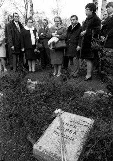 These woman and men celebrated International Women's Day in Rheinhausen on 8 March 1972 by paying tribute to the Soviet dead of the Second World War and Nazi victims at the cemetery