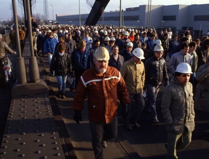 Du-Rheinhausen. Steelworkers of the Krupp steelworks fight for their jobs in 1987 and occupied the Rhine bridge