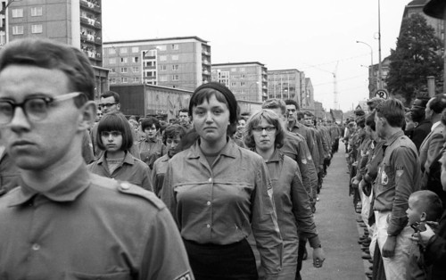 The picture was taken between 1965 and 1971 and shows a photographic impression of everyday life in this period of the GDR. Karl-Marx-Stadt