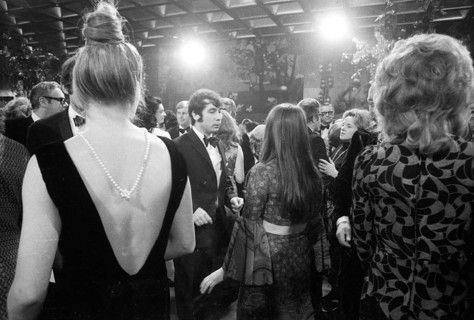 Banquet and ball at the Duesseldorf Hilton Hotel in 1966 accompanied by protest with reference to misery and terror in Brazil