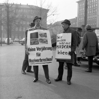 A protest of leftists and pacifists in the centre of Essen in 1965 turned against a glorification of Nazi crimes with a protest