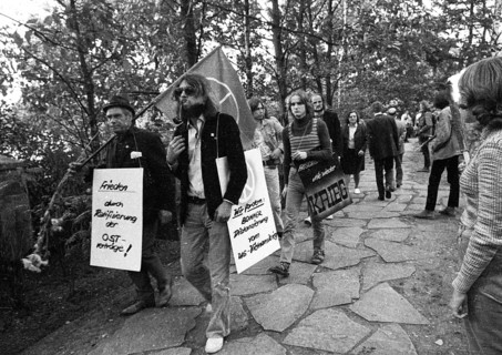 Left and peace movement committed flowers for Stukenbrock at the graves of Soviet war victims of the Nazi regime as a sign of reconciliation here on 4. 9. 1971 in Stukenbrock near Bielefeld