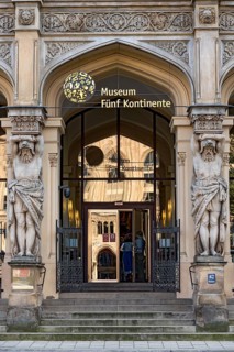 Portal and loggia with monumental atlases of the Museum Fuenf Kontinente