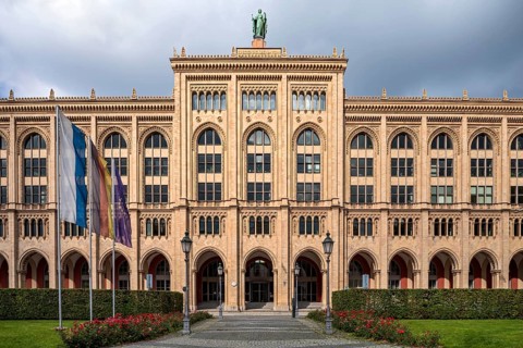 Facade with bronze statue of Justitia by Johann Halbig