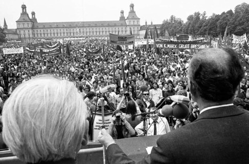 The visit of the Soviet head of state and party Leonid Brezhnev to Bonn from 18-22 May 1973 was a step towards easing tensions in the East-West relationship by Willy Brandt. Demo of friends and oppone...