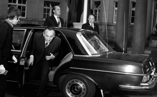 The visit of the Soviet head of state and party leader Leonid Brezhnev to Bonn from 18-22 May 1973 was a step towards easing tensions in the East-West relationship by Willy Brandt. Egon Bahr car at Gy...