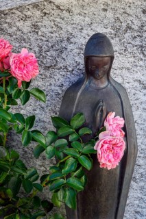 Gravestone with praying female figure with roses