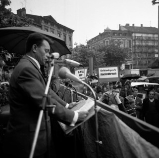 IG Metall reacted to the federal government's emergency laws in 1968 with a youth emergency report congress and demonstrations in Duisburg. Georg Benz at the lectern