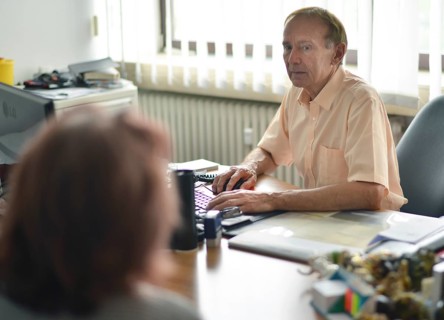 This internist in the centre of a larger city works mainly as a family doctor. The photo shows: Consulting a patient