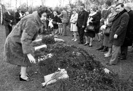 These woman and men celebrated International Women's Day in Rheinhausen on 8 March 1972 by paying tribute to the Soviet dead of the Second World War and Nazi victims at the cemetery