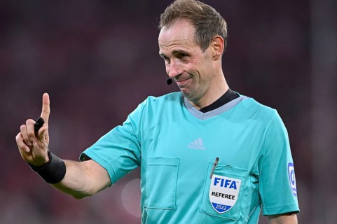 Referee Referee Sascha Stegemann gesture index finger