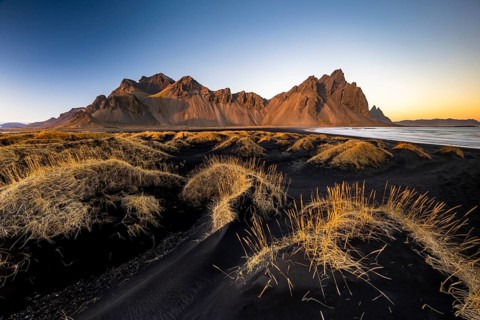 Dune landscape in front of mountain range