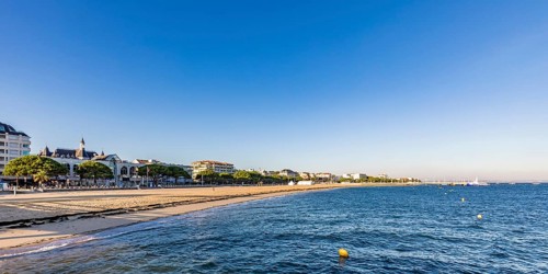 Arcachon beach and promenade