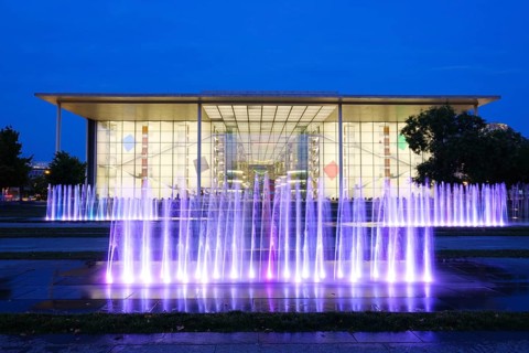 Illuminated fountain in front of the Paul Loebe House