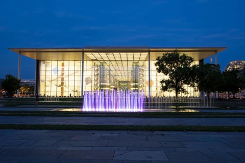 Illuminated fountain in front of the Paul Loebe House