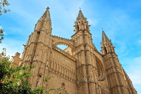 Towers with cross braces for architectural stabilisation lateral dissipation of weight pressure