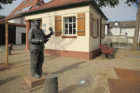 Sculpture Ausscheller in front of the Wiegehaeuschen on the market square