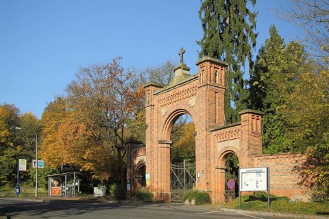 Entrance with archway to the northern cemetery