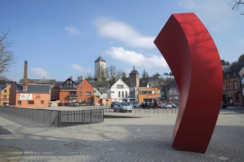 Hofgartenplatz with sculpture A Piece of History Nina Stoelting and Gabor Toeroek 2015 and view of castle in Sonnenberg