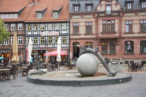 Nicolaiplatz with fountain by Bernd Goebel 2002 and half-timbered house