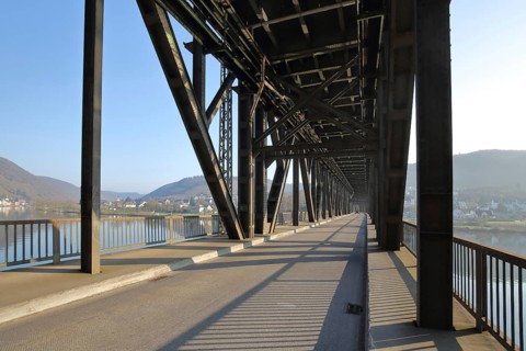 Alf-Bullay double-head bridge