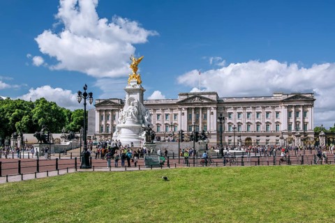 Victoria Memorial in front of Buckingham Palace