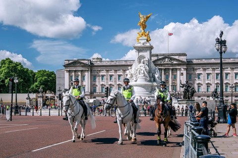 Mounted police in front of the Victoria Memorial at Buckingham Palace