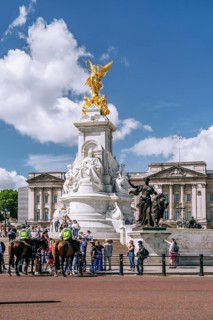 Mounted police in front of the Victoria Memorial at Buckingham Palace
