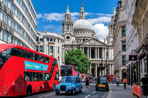 Double decker buses in front of St. Paul's Cathedral