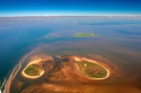 Aerial view of the island Scharhoern and Nigehoern behind Neuwerk and Cuxhaven. View from the German Bight into the Elbe estuary from the west