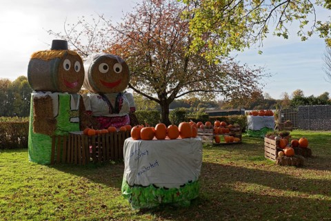 Couple made of straw bales