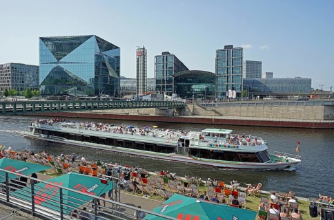 Beach bar on the banks of the Spree
