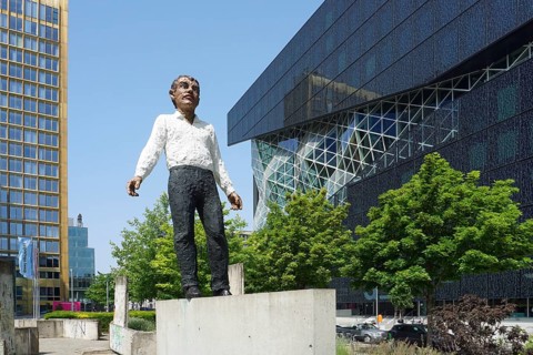 Sculpture 'Balanceakt' by Stephan Balkenhol