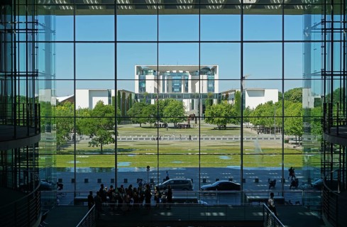 View from the atrium in the Paul Loebe House through glass facade onto the Federal Chancellery