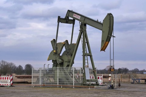 Pump for extracting oil in the Kirchwerder Wiesen nature reserve in Hamburg's Vier- und Marschlanden. Kirchwerder