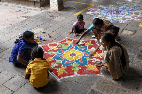 Drawing kolam