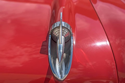 Decoration on the radiator bonnet of the Chevrolet Belair