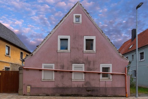 Single-family house with a drain pipe in front of the facade