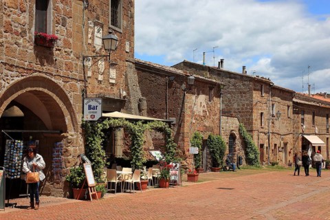 Palazzo Pretorio and houses in Piazza Pretorio in the village of Sovana