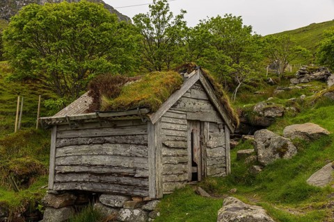 Dilapidated hut at the bird rock on Runde Island