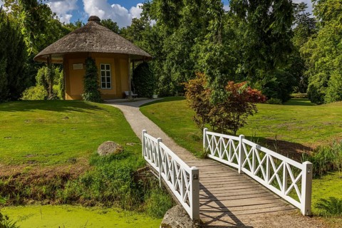 In the park of Luetetsburg Castle