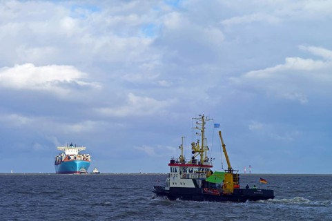 A Maersk container freighter approaches Stromkaje